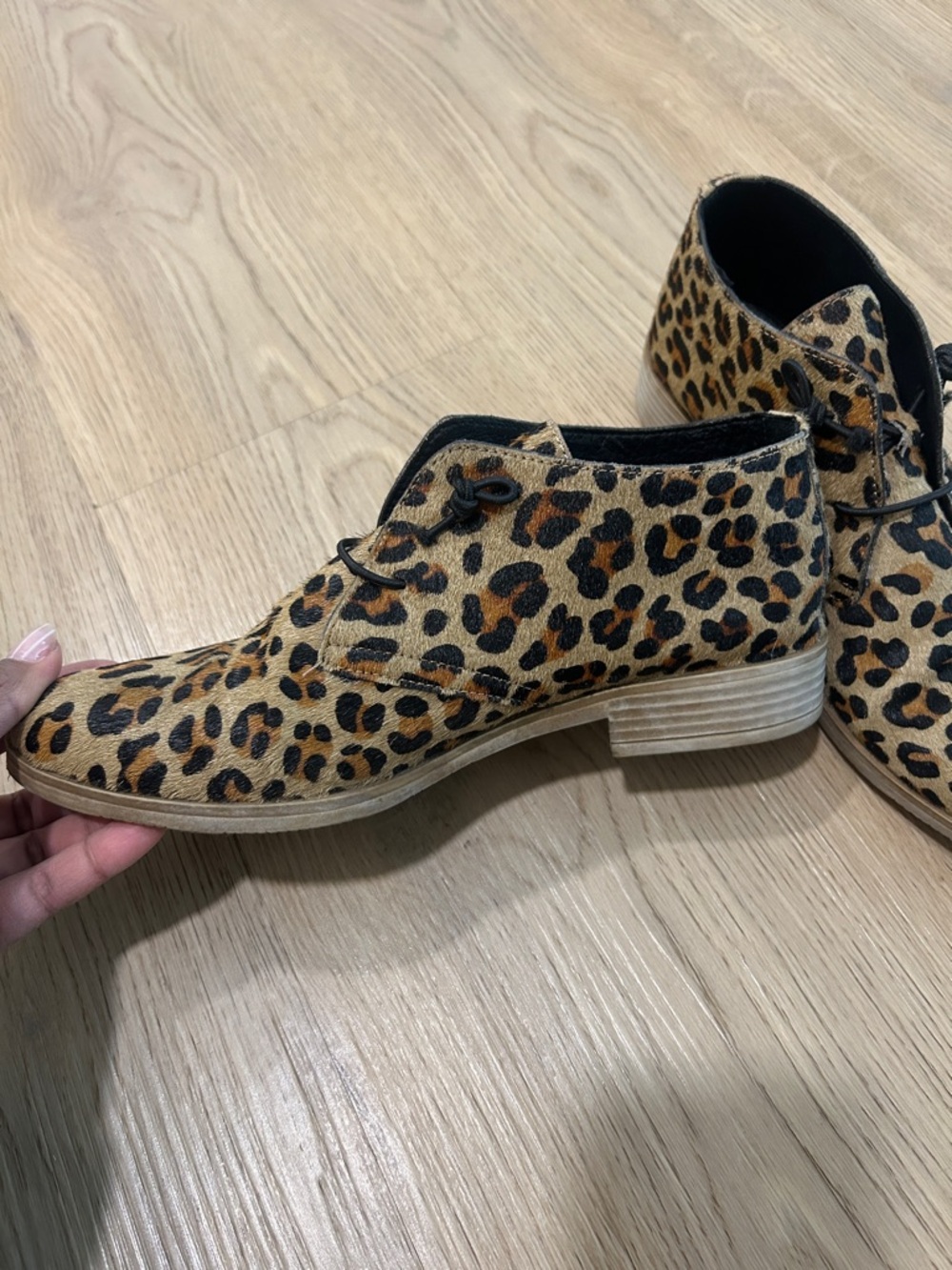 Leopard Print Lace-Up Shoes - Picture 4 of 4